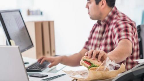 Estos son los trabajos que m&aacute;s te hacen engordar, seg&uacute;n un informe