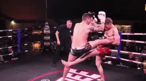 #VIDEO Noquea a su rival con imposible patada voladora