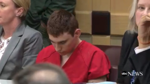 El autor confeso de la masacre en Florida reaparece en corte de EE.UU.