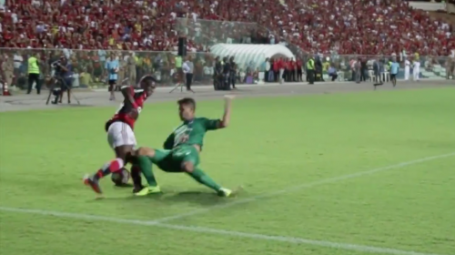 Con un amague, la nueva adquisici&oacute;n del Real Madrid lesion&oacute; a un rival