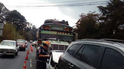 Accidente m&uacute;ltiple complica el tr&aacute;nsito en carretera a El Salvador