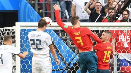 ¡Con vida! Inocente mano de Piqué y por la vía del penal Rusia empata