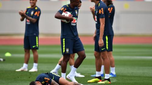 ¿Neymar practica sus caídas? Sí, hasta en el entreno se tiró al suelo