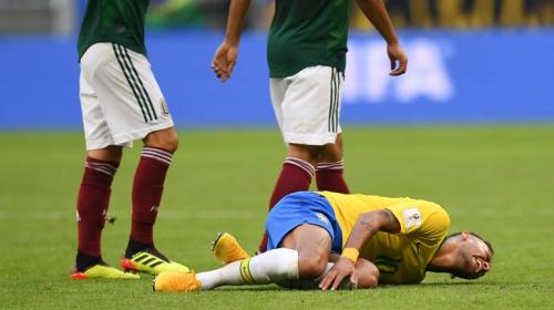 Neymar sigue rodando y fingiendo faltas en los "memes"