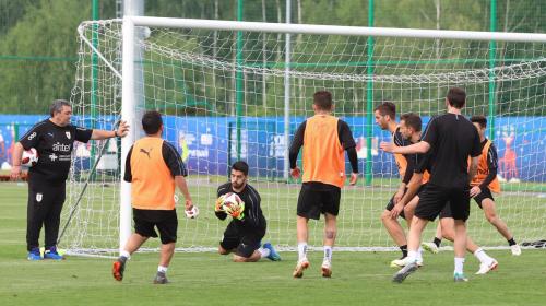 Luis Suárez la hizo de portero en el fútbol informal de Uruguay