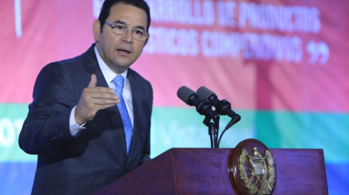 Jimmy Morales: "&iquest;Usted se ha quemado los pies con arena volc&aacute;nica?"