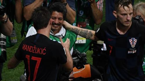 Croatas "atropellan" y besan a fotógrafo salvadoreño en el festejo