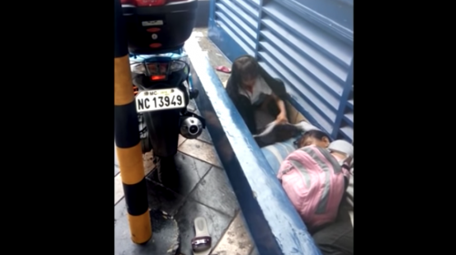 La conmovedora historia de la ni&ntilde;a que hace sus tareas bajo la lluvia