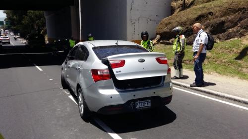 Piloto vuelca su carro por observar accidente en bulevar Liberaci&oacute;n