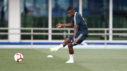 Vinicius hace un &ldquo;Ronaldinho&rdquo; en su primer d&iacute;a con el Real Madrid