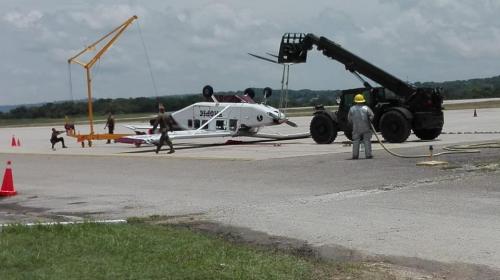 Así reincorporaron la avioneta volcada en Petén 