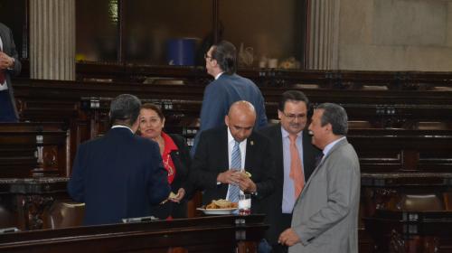 Ni cuórum ni leyes, solo chicharrones y tortillas en el Congreso