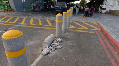 Los bolardos antiterroristas de La Aurora que están mal ubicados