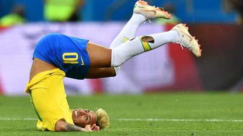 Neymar se burla de sí mismo y hace el #NeymarChallenge