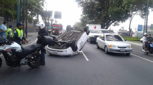 Taxista abusa de velocidad y vuelca en la Roosevelt