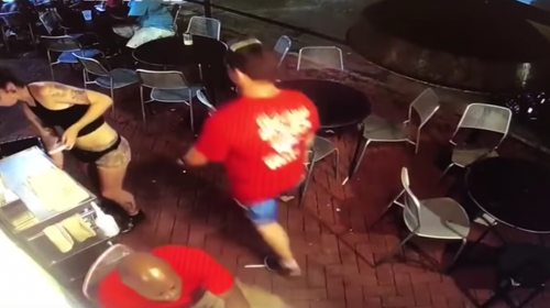 Hombre recibe una lecci&oacute;n luego de tocar a una camarera