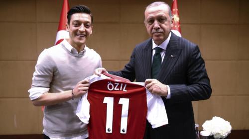 La fotograf&iacute;a que obligo a Mesut Ozil a renunciar de la selecci&oacute;n