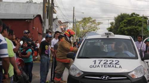 Bombero acude en taxi para luchar contra incendio