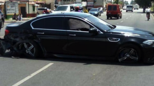 Video: impresionante choque de un carro de lujo en ruta a El Salvador