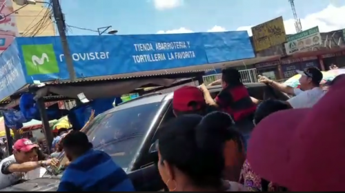 El misterioso carro desde el cual "regalan" dinero en La Terminal