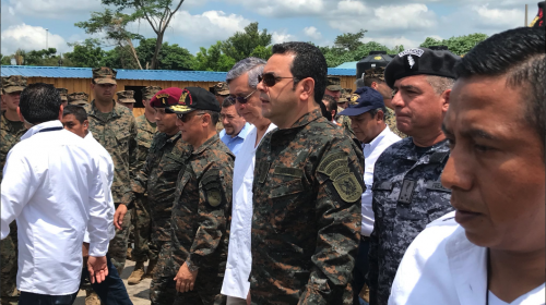 Jimmy viste uniforme militar durante visita a Escuintla