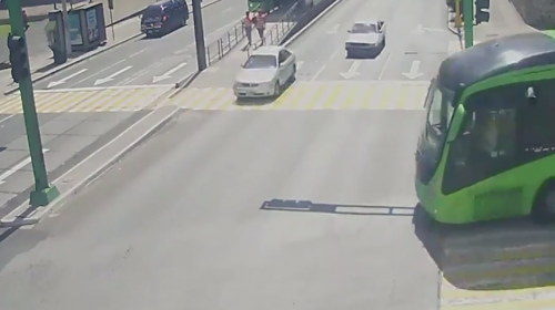 Así fue el impactante choque entre un picop y una unidad de Transmetro