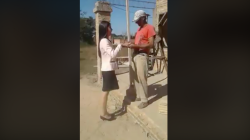 Joven entrega su t&iacute;tulo universitario a su padre alba&ntilde;il