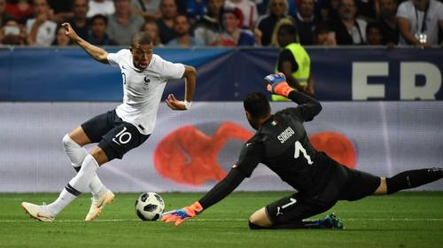 Francia muestra sus credenciales para el Mundial y vence a Italia