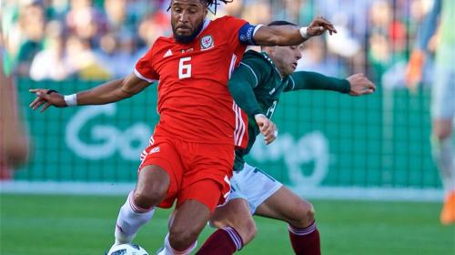 Choque con "Chicharito" Hernández dejó al capitán de Gales lesionado 