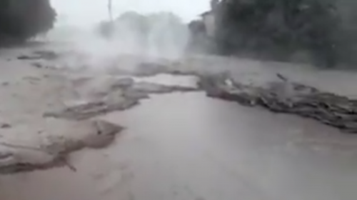 Carretera se cubre con material expulsado por volcán de Fuego 