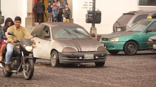 Ceniza del volcán de Fuego cae en la capital 
