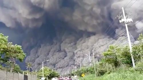 Impresionante video de cómo pobladores huyen del Volcán de Fuego