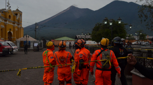 Emotiva oraci&oacute;n de rescatistas antes de iniciar labores tras erupci&oacute;n