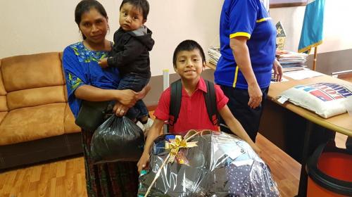 El ni&ntilde;o vendedor de dulces de Carch&aacute; que don&oacute; Q5 recibi&oacute; una beca