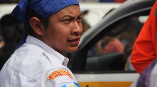 Bombero que perdi&oacute; la pierna colabora luego de la erupci&oacute;n del volc&aacute;n