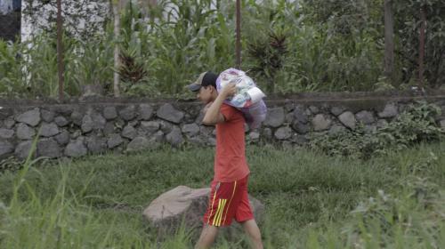 Personas con chalecos de Conred quitan donaciones a damnificados