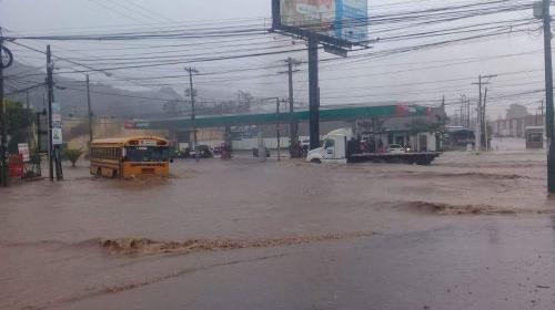 Inundaci&oacute;n en el Naranjo y tr&aacute;fico complicado en calzada Roosevelt