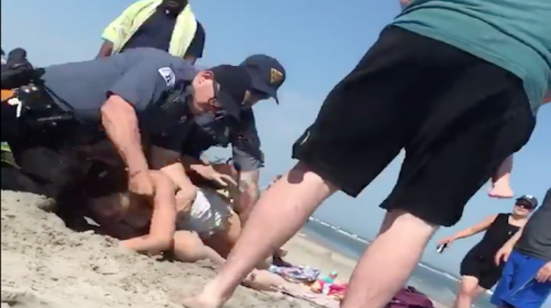 Publican nuevo video de polic&iacute;a que golpe&oacute; a mujer que tomaba el sol