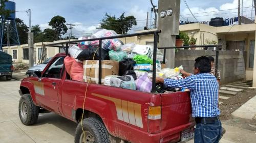 Vecinos de El Cambray II entregan ayuda a sobrevivientes del volcán