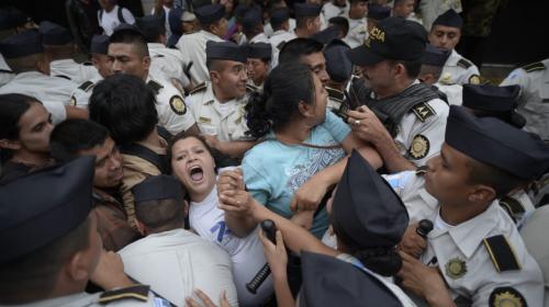 Diputados salen del Congreso entre gritos y empujones