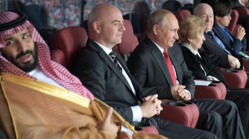 Los divertidos gestos entre Putin y el pr&iacute;ncipe de Arabia Saud&iacute;