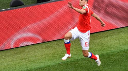 Rusia gana con tranquilidad por dos goles, pero pierde a un jugador
