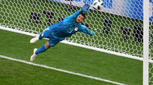 Gol de último minuto salva a Uruguay de un amargo debut