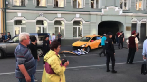 Taxista arrolla a multitud en Rusia y enciende las alarmas