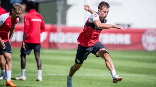 Noble gesto: Dinamarca renta avión para un jugador por esta razón