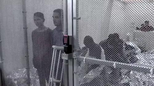 Imágenes inéditas de un centro de detención para migrantes en EE. UU.