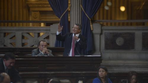 El enojo del diputado Orellana termin&oacute; con sacos mojados