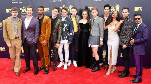 Actor de "13 Reasons Why" us&oacute; un textil de Guatemala en una premiaci&oacute;n