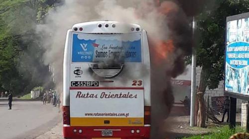 #VIDEO Pasajeros logran escapar de un bus en llamas