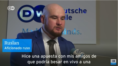 Aficionado ruso que besó y tocó a reportera pide disculpas públicas